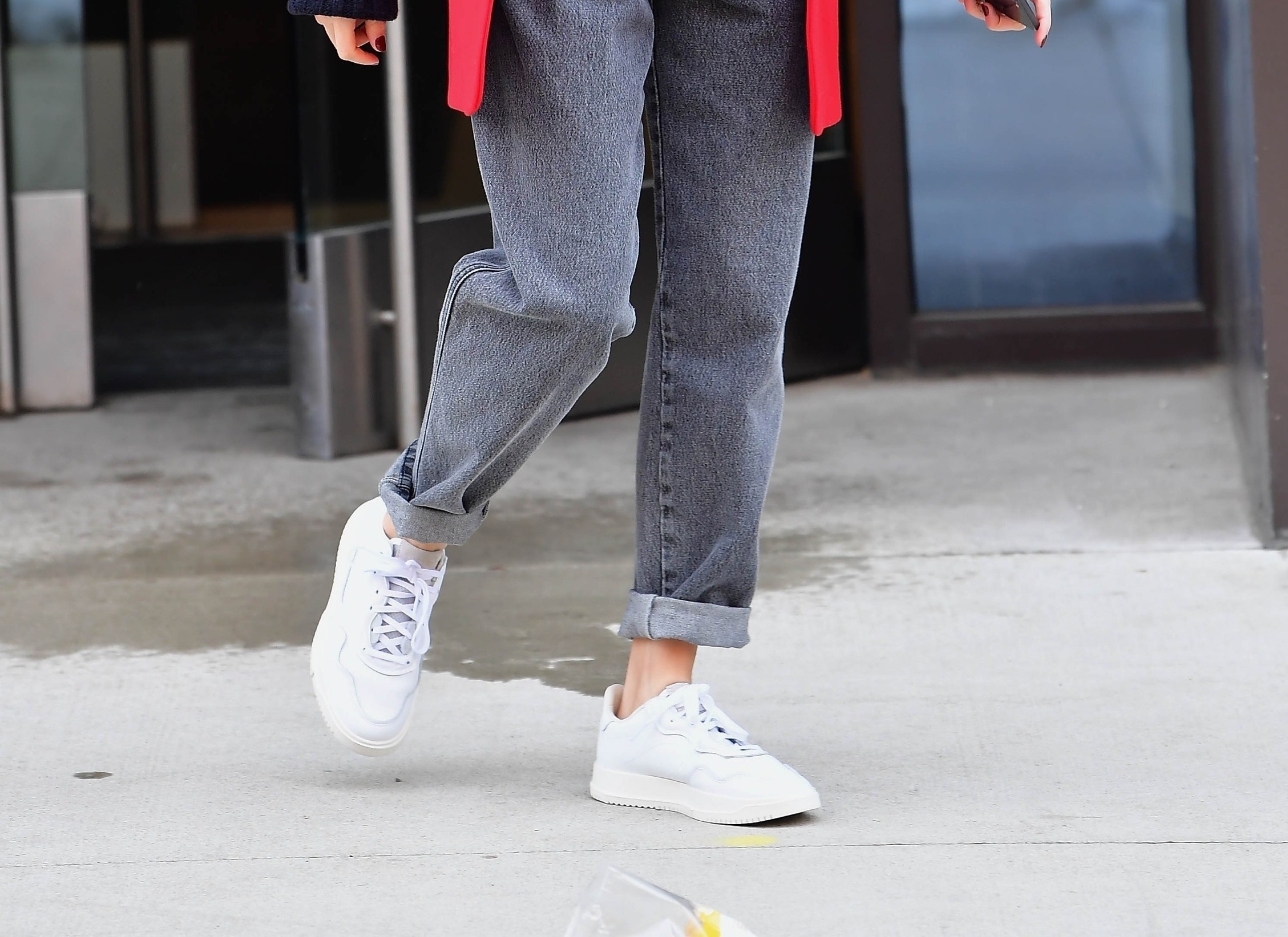 De jeans die je volgens fashion experts niet moet combineren met sneakers |  Grazia
