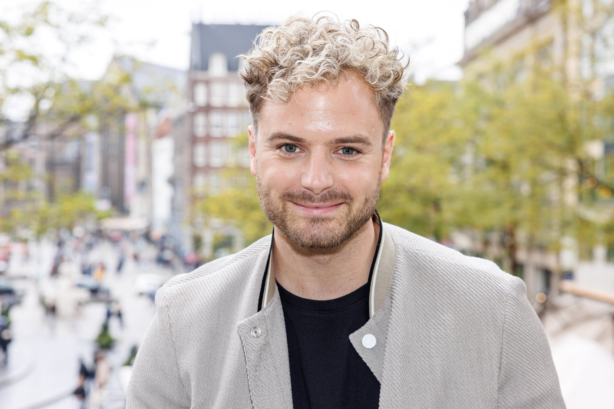 Hilarisch zoontje Jim Bakkum heeft een bijzondere boodschap voor