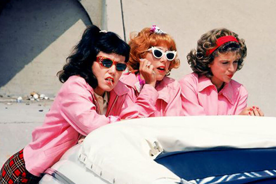 Zien! De trailer van de Greaseprequel Rise of the Pink Ladies is nu te